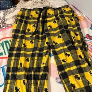 Hufflepuff pajama bottoms from Hot Topic 🖤💛